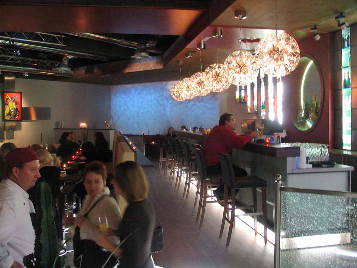 Gesamtansicht Lounge Bar im Coffee In - Interior und Licht Design Planung Milo