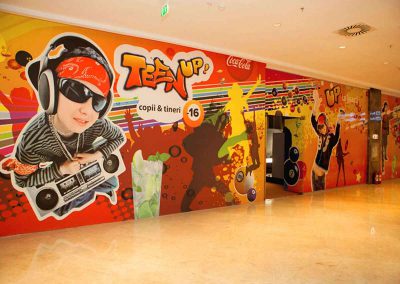 Shopping Center Palas Mall - Glas Folierung der "Teens Up" Kinder Spielhalle zum Gang im Einkaufs Center hin