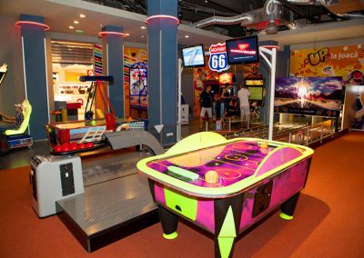 Kinder Spielhallen Raum Ansicht - im Shopping Center Palas Mall "Teens Up" - mit vielen Tischspielgeräten