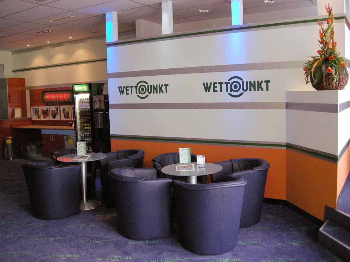 Slot Machine Casino mit Gäste Sitzgruppen und kleiner Gastro - in Milo´s Gesamt Raum Interior Design Ausstaungs Planung