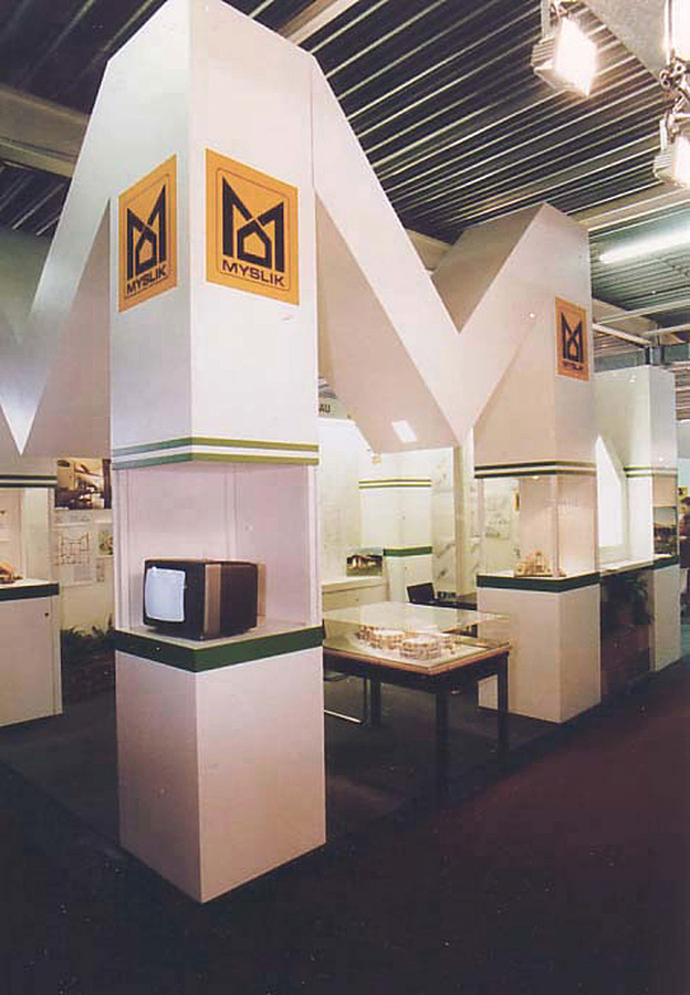Myslik Messestand Architektur - Logo als Messestand - Design Planung Milo