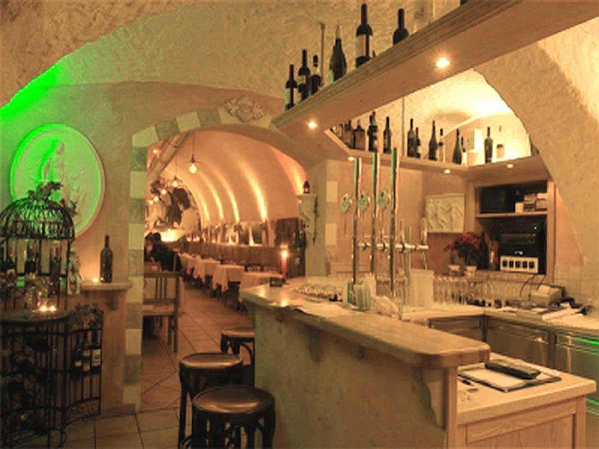 Pizzeria Restaurant DaVinci - Schank und Gewölbe Gastraum Ansicht - Interior und Licht Design Planung