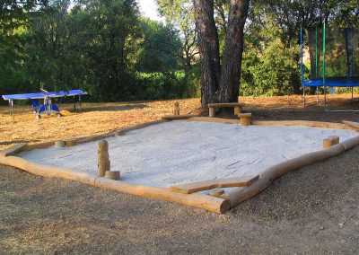 Kinder Garten Ausstattung - eine große Sandkiste für viele Sandburgen - Ausstattung Design Planung Milo