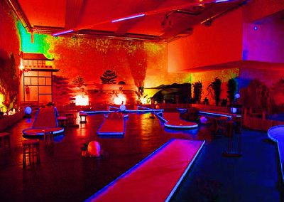 Ein Indoor Schwarzlicht Blacklight Minigolf Platz mit Themenausstattung